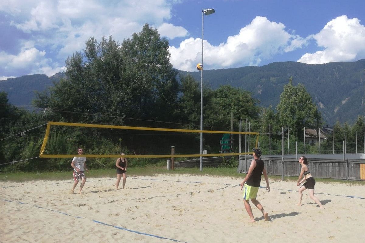 Gruppe der TKW beim Beachvolleyball